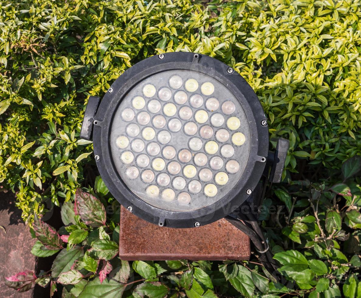 oude led-lamp op de roestige voet. foto