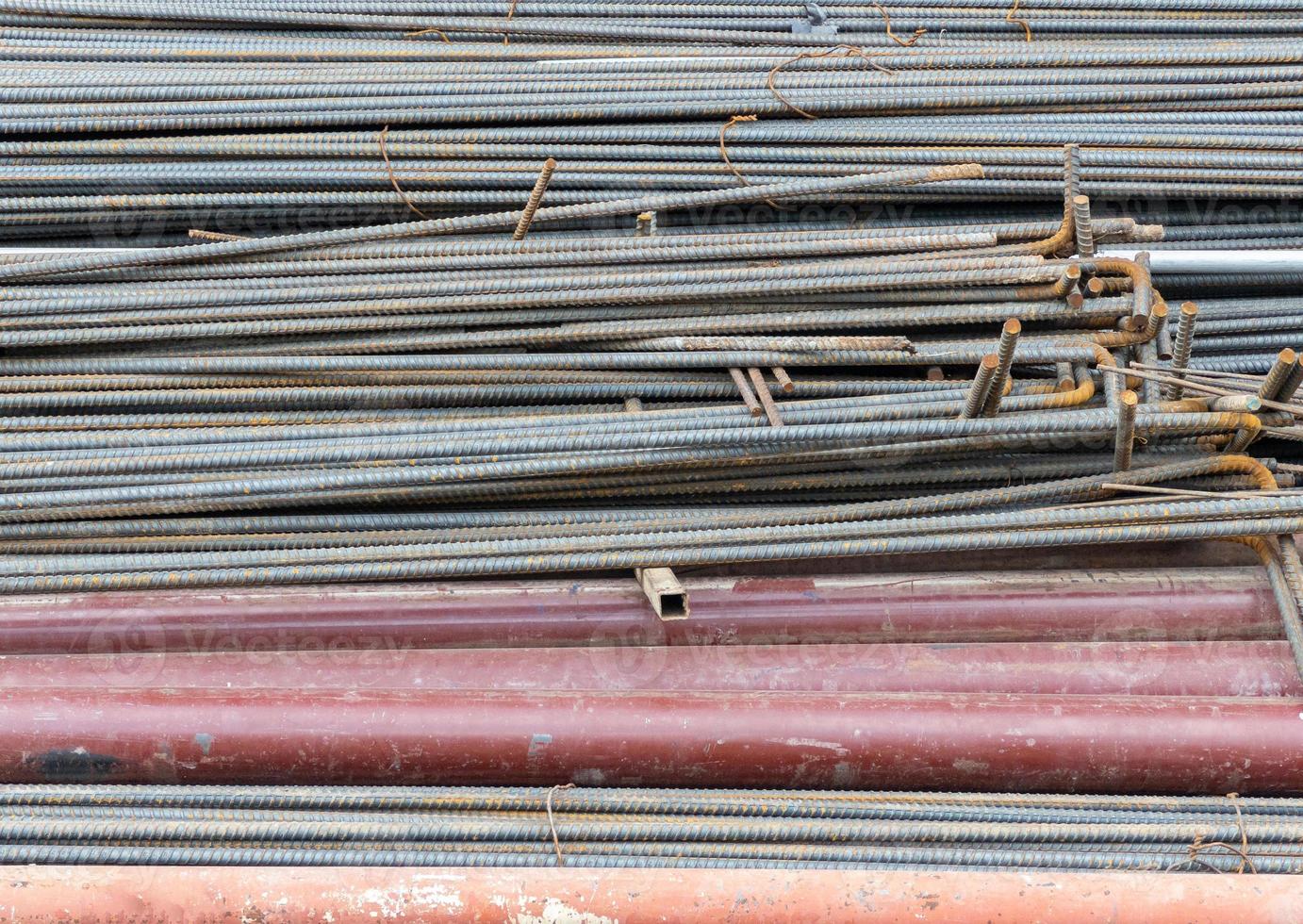 de stalen staafpalen naar de opslag op de bouwplaats. foto