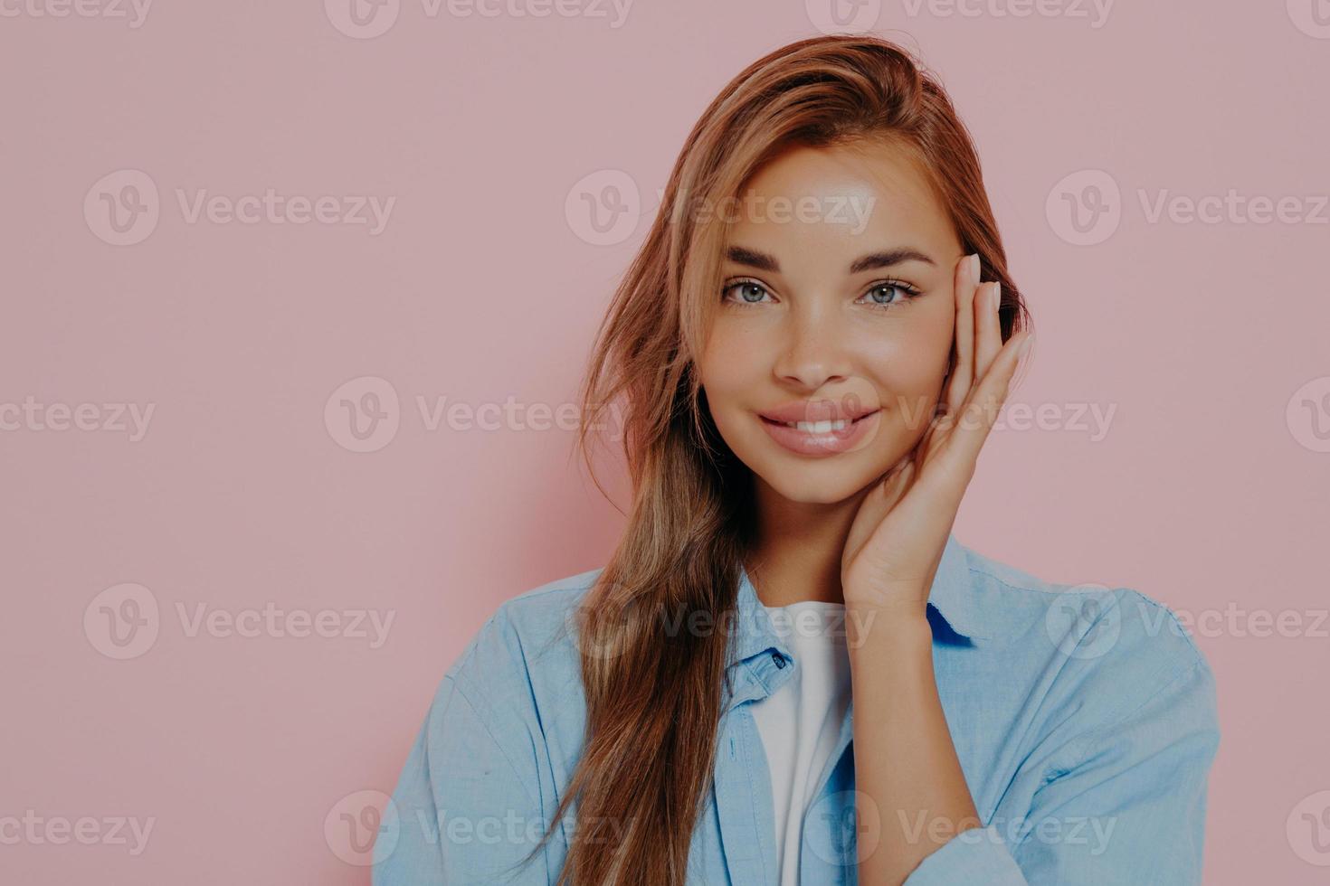 headshot van aantrekkelijke jonge vrouw met perfect gezonde jonge huid foto