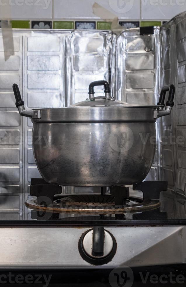 de grote metalen pot op het gasfornuis na het koken in de keuken. foto