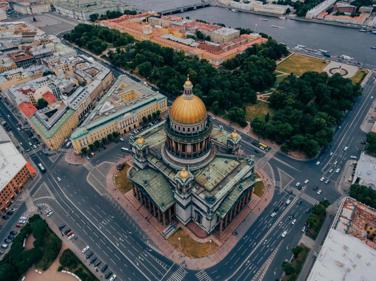 Sint-Petersburg, Rusland. uitzicht van bovenaf op het st isaacs-plein in de beroemde stad. drukke straten. stadsgezicht met groene bomen. sightseeing-concept foto