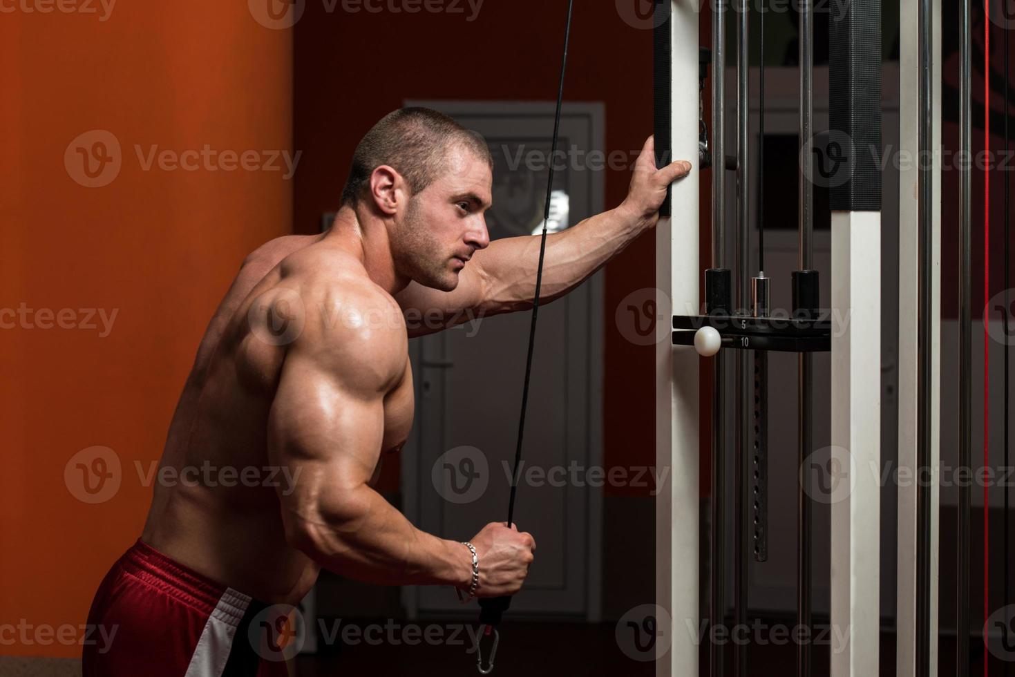 bodybuilder die triceps uitoefenen foto