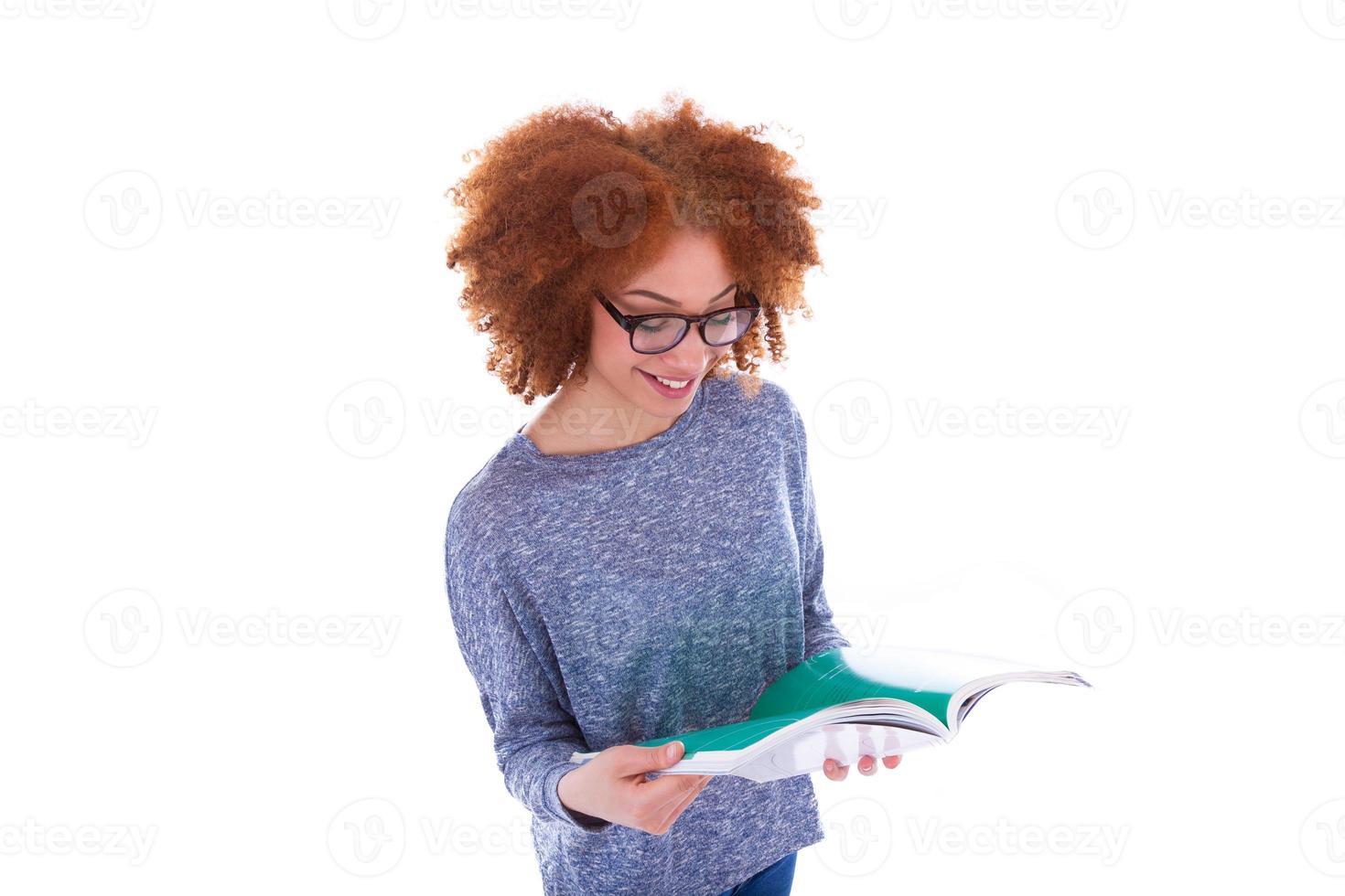 zwarte Afro-Amerikaanse student meisje het lezen van een boek foto