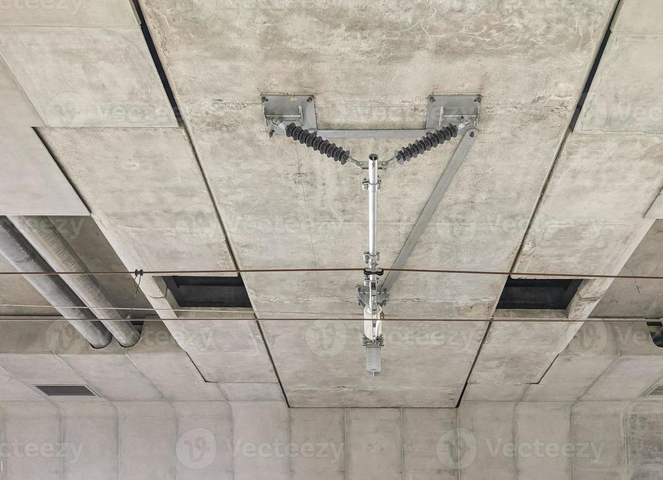 de bovenleiding hangt aan het betonnen plafond in de perronvloer van het stadsstation. foto