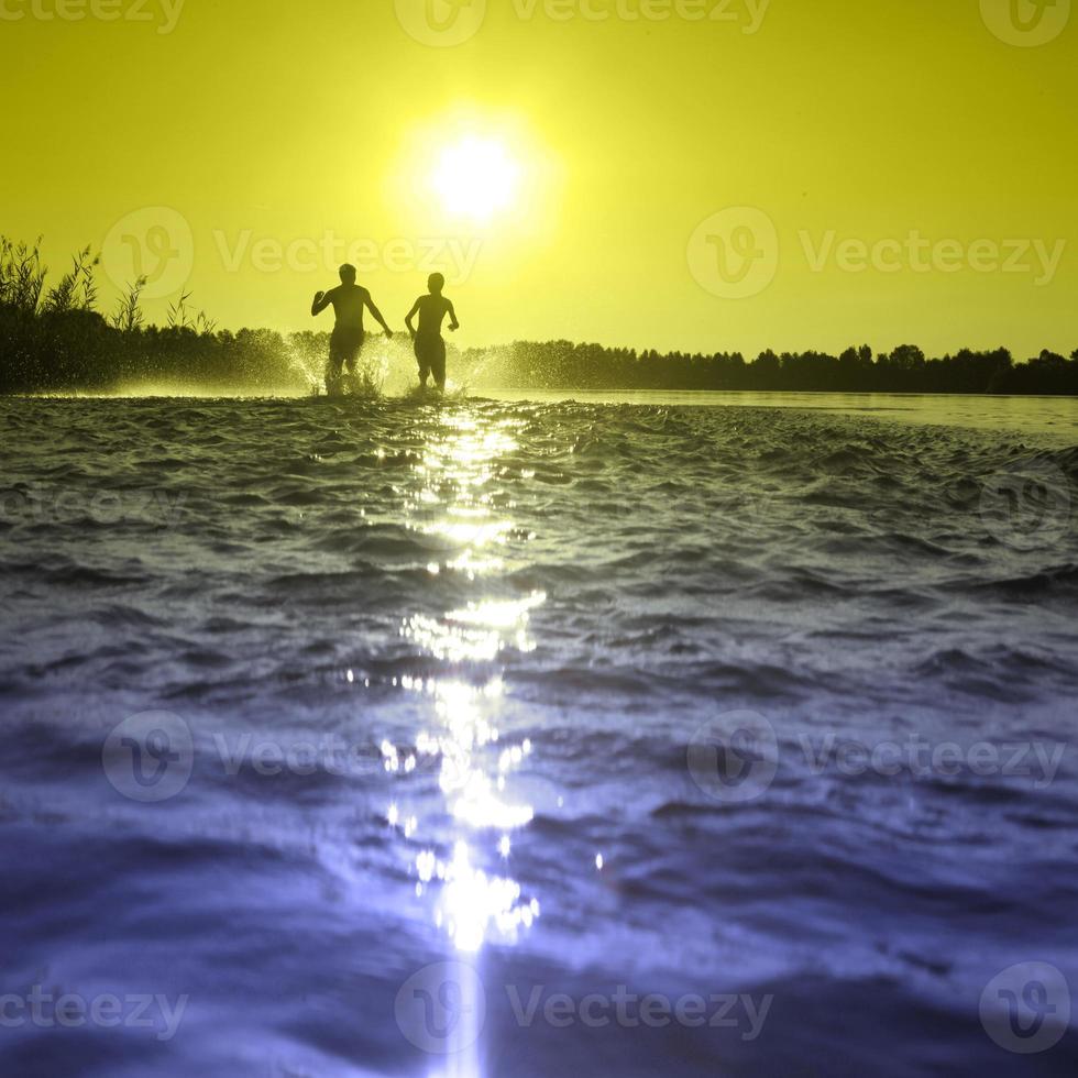 groep vrienden die plezier hebben op het strand. foto