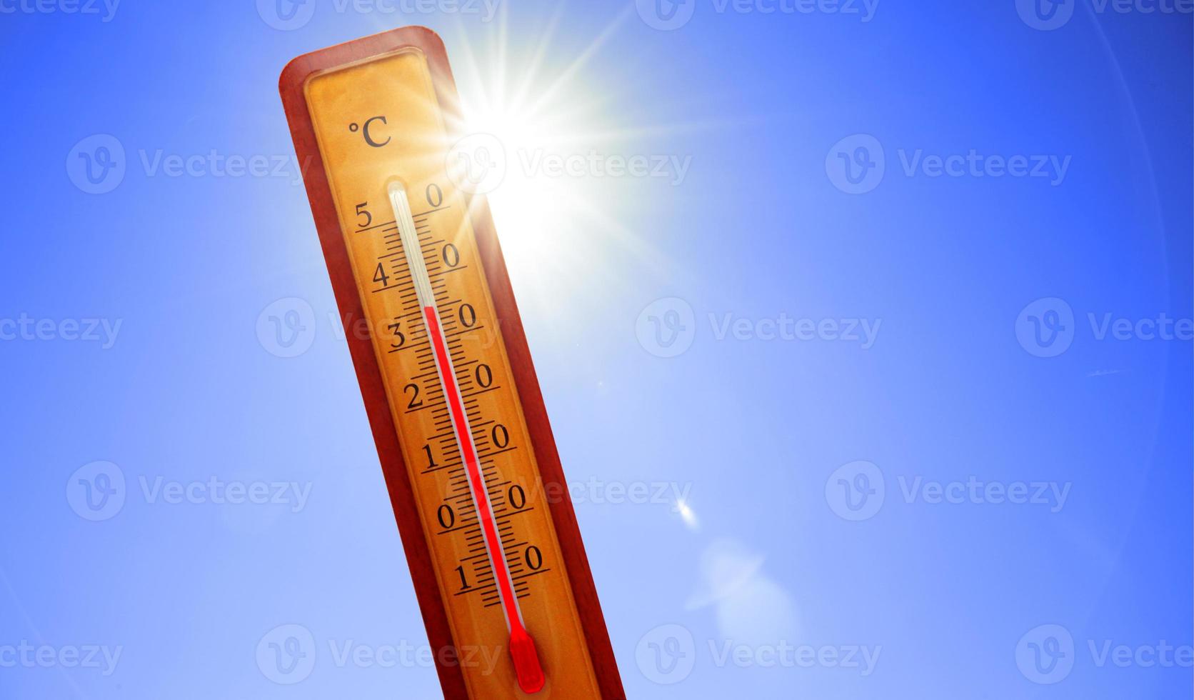 thermometer met celsiusschaal die extreem hoge temperaturen aangeeft. foto