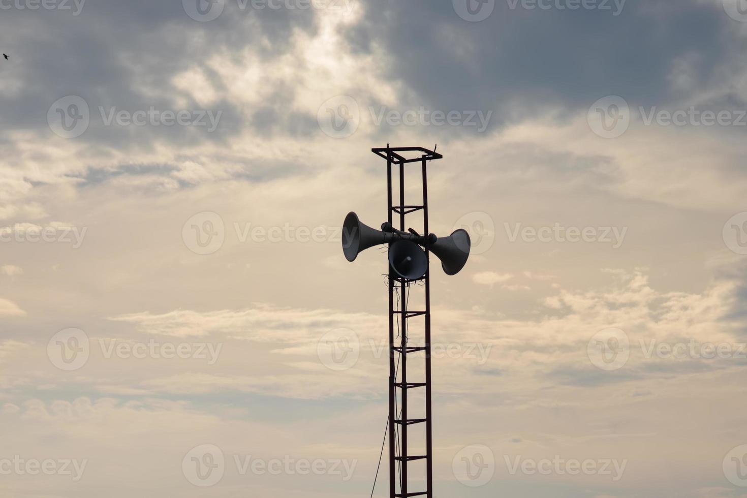 landelijk informatiecentrum en radio-omroeper met een bewolkte hemelachtergrond. foto