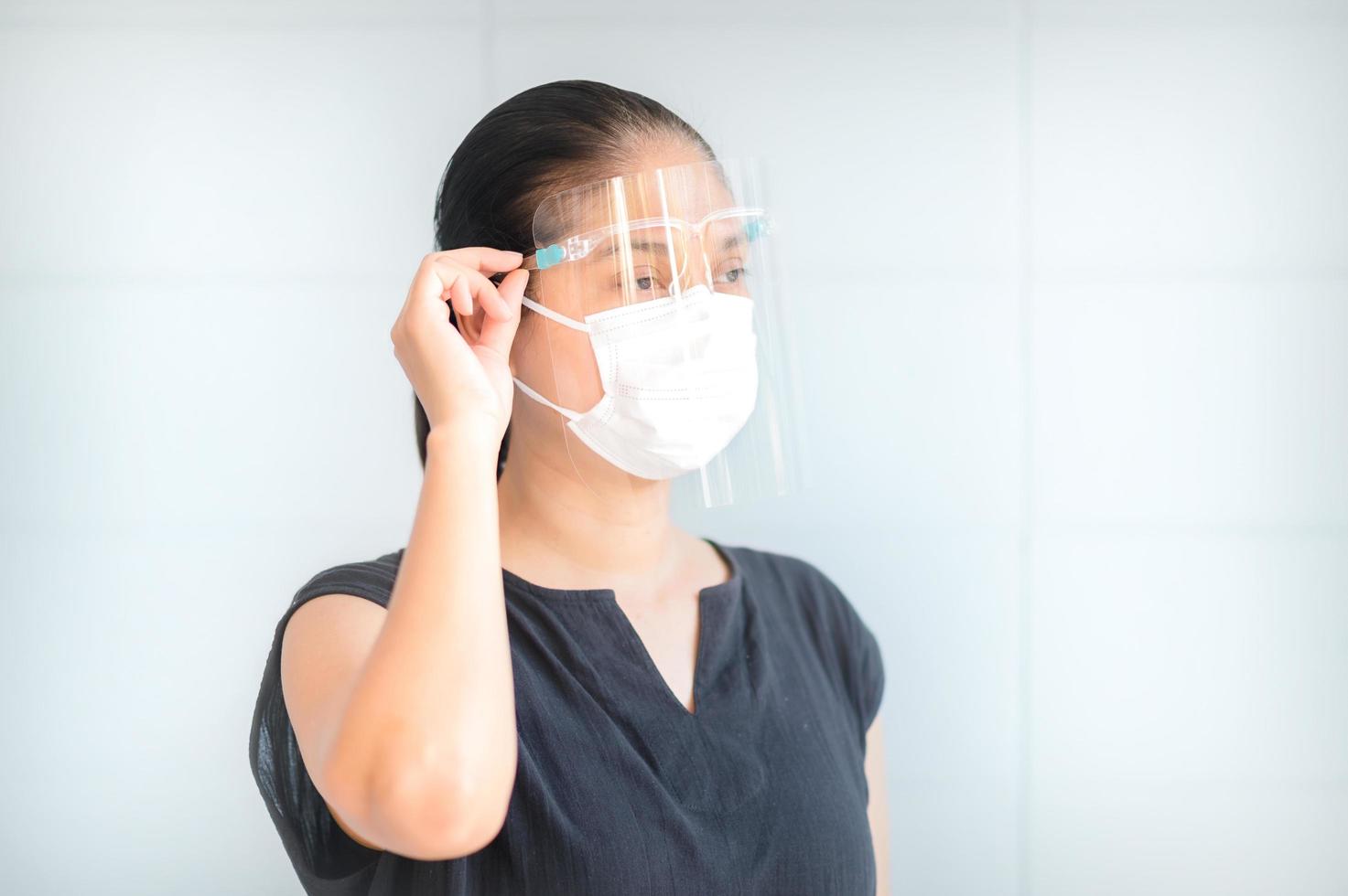 Aziatische vrouwen moeten maskers en gelaatsschermen gebruiken om te beschermen tegen vervuiling door stof en om infecties te voorkomen door afscheidingen die zich in de lucht verspreiden foto