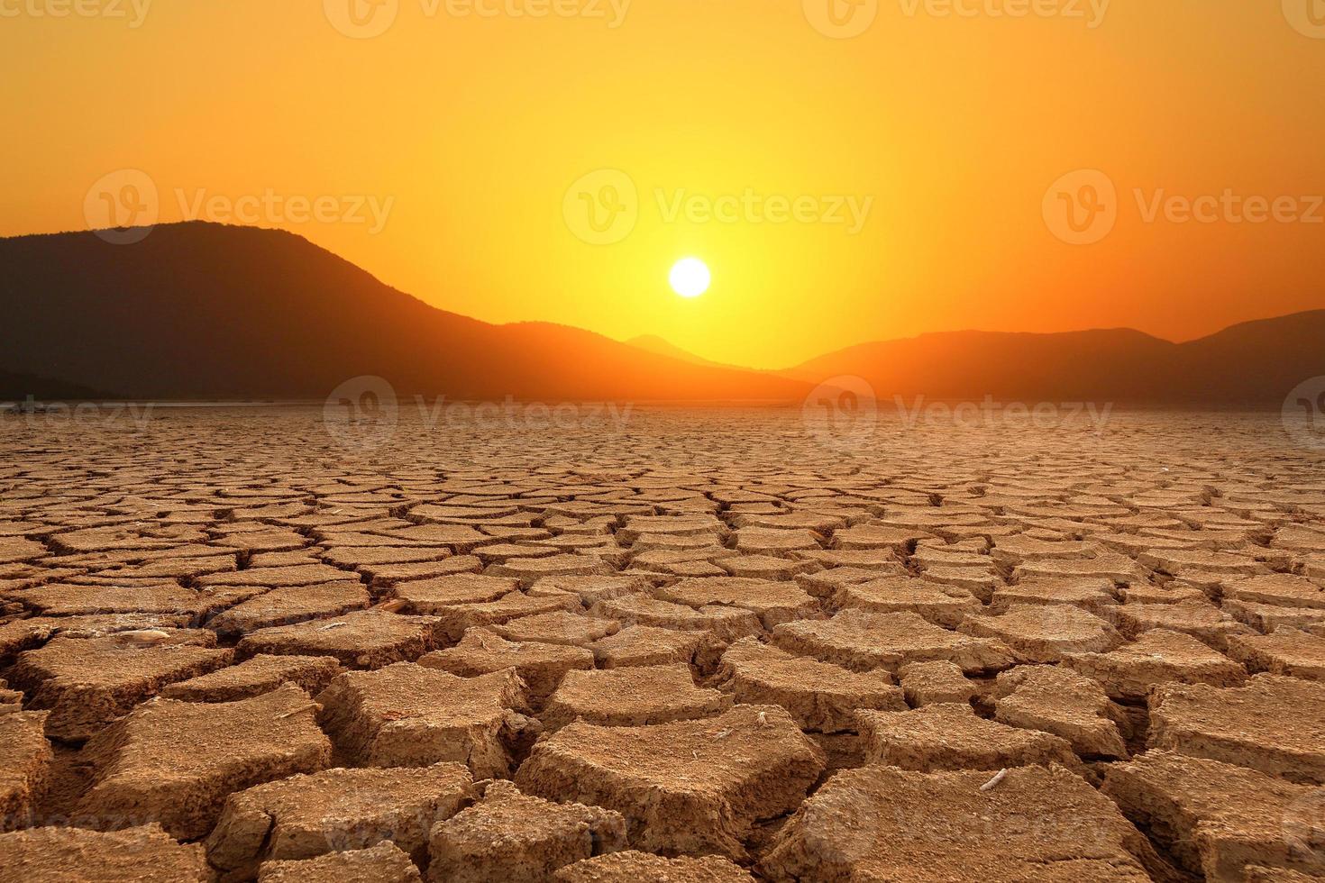 opwarming van de aarde, droogte, gebrek aan regen, geen seizoensgebondenheid het land is gebarsten. concept van milieuverandering en opwarming van de aarde foto