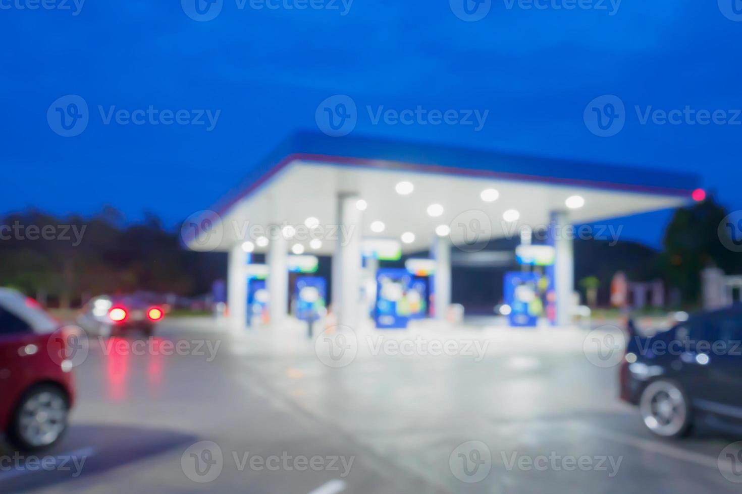 vervaag tankstation 's nachts voor achtergrond foto