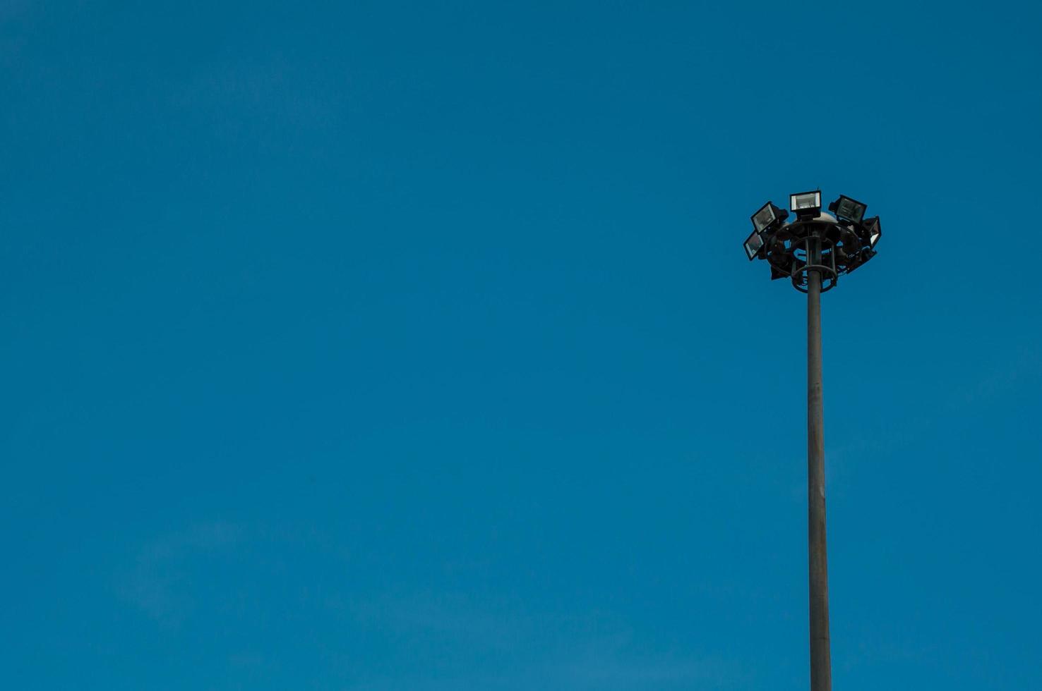 spotlight toren met blauwe hemelachtergrond foto