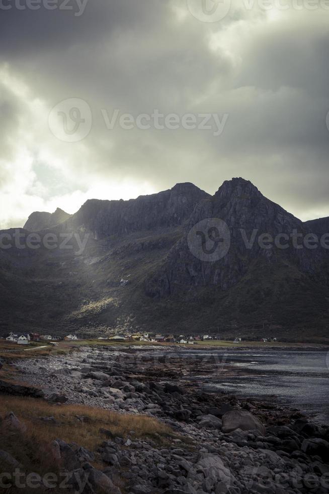 lofoten noorwegen rotsachtige kustlijn en berg, upended 2 foto