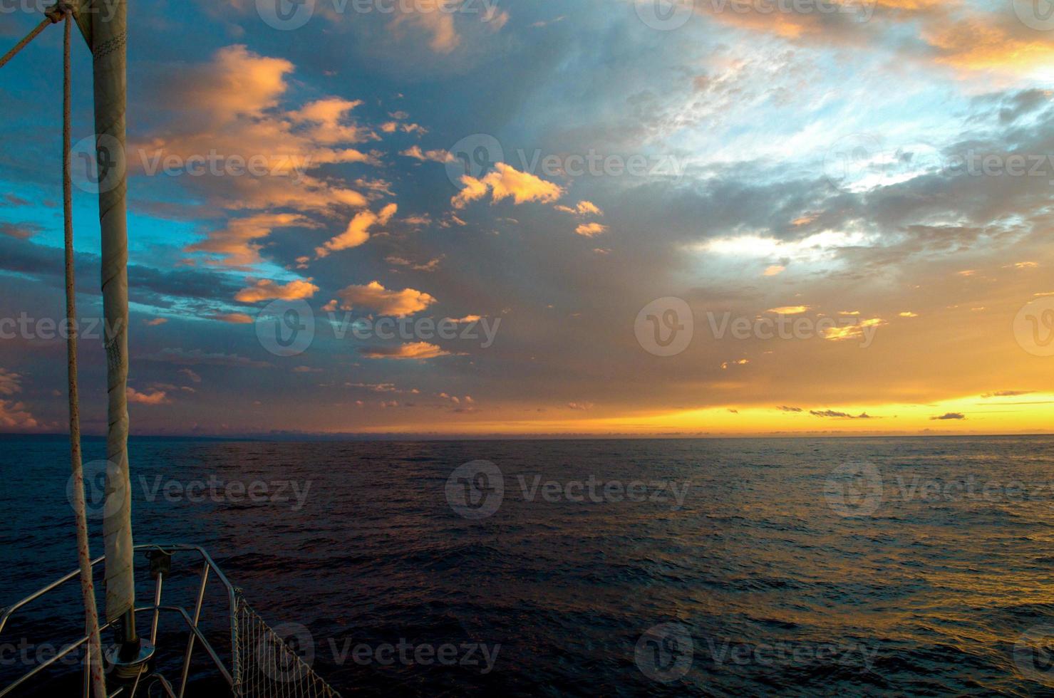 dramatische zonsondergang vanaf de boeg van een zeilboot Maui, Hawaii. foto