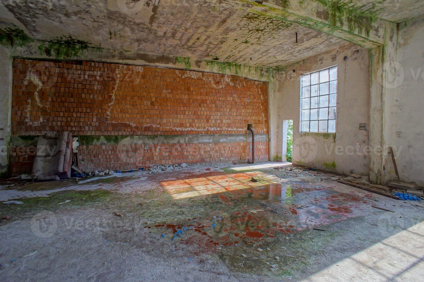 verlaten oude verwoeste industriële fabriek foto