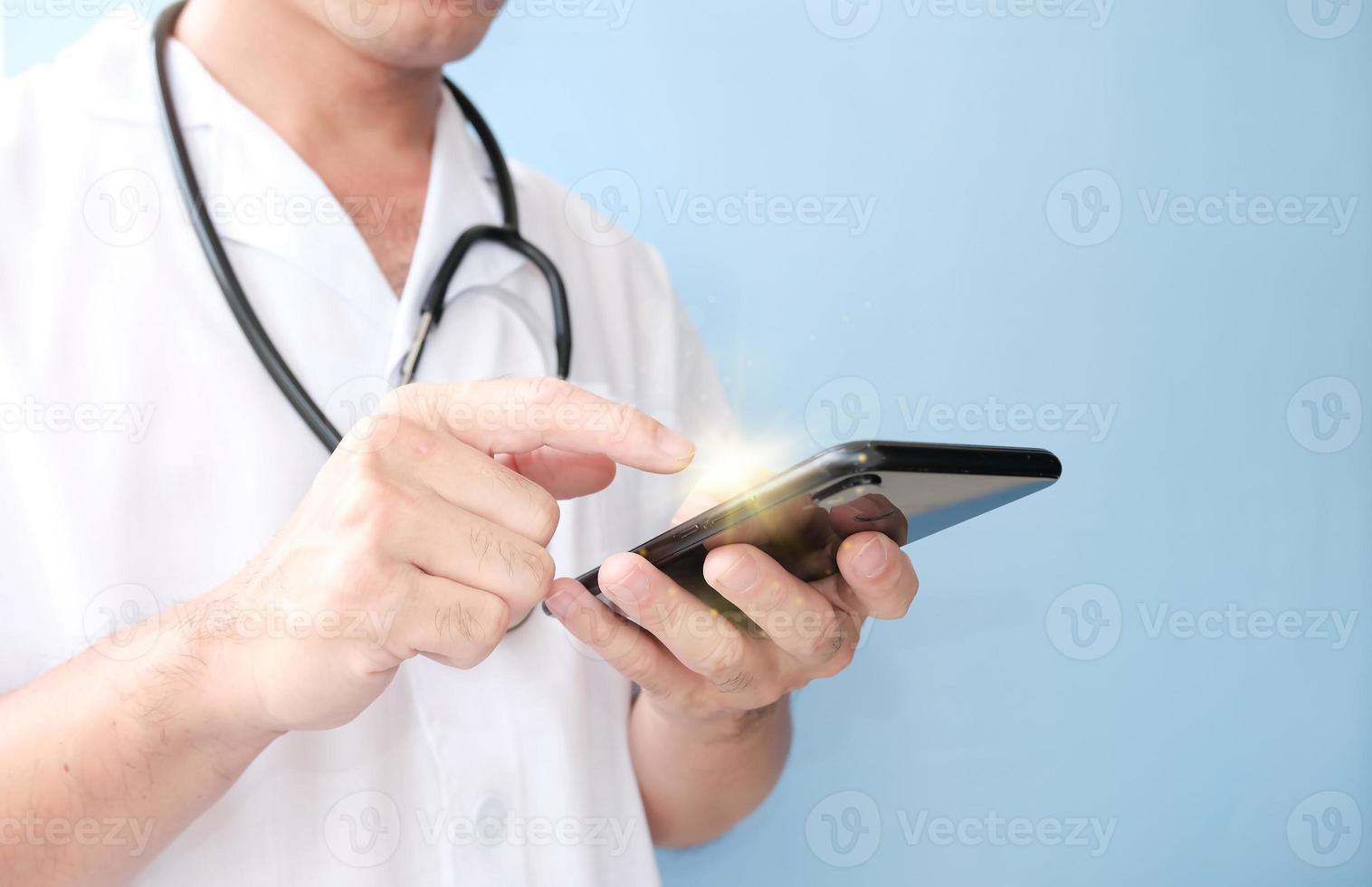 arts met behulp van mobiele smartphone, geneeskunde arts met stethoscoop. ruimte voor tekst foto
