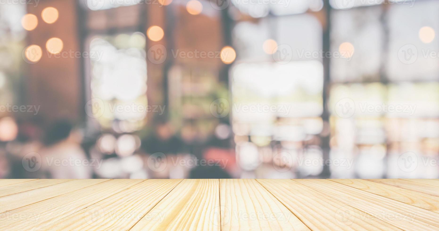 lege houten tafelblad met restaurant café of coffeeshop interieur met klant vervagen abstracte vintage stijl bokeh licht voor montage product display achtergrond foto