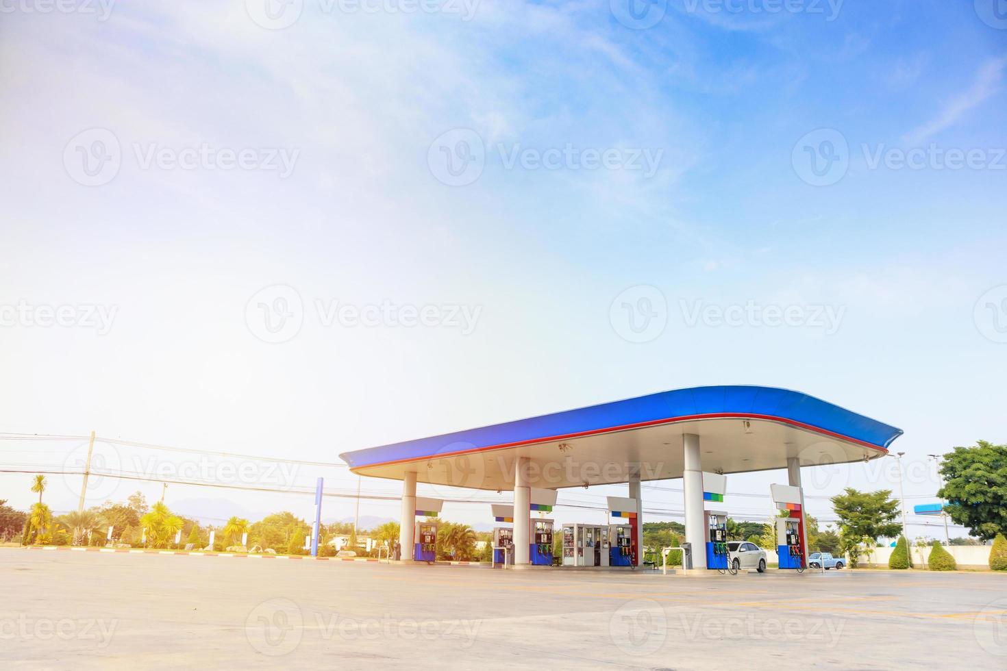 benzine benzinestation met wolken en blauwe lucht foto