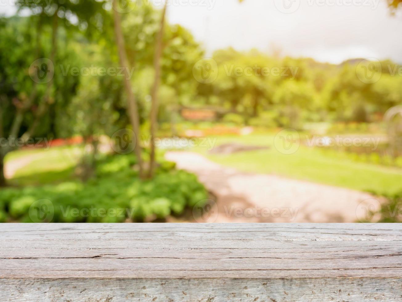 lege houten tafel met wazig tuinpark natuurlijke achtergrond foto