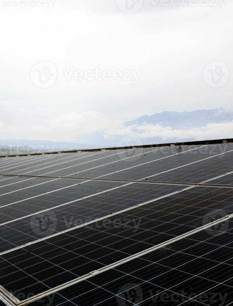 fotovoltaïsch paneel, nieuwe technologie voor het opslaan en gebruiken van de kracht van de natuur met menselijk leven, duurzame energie en milieuvriendelijk concept. foto