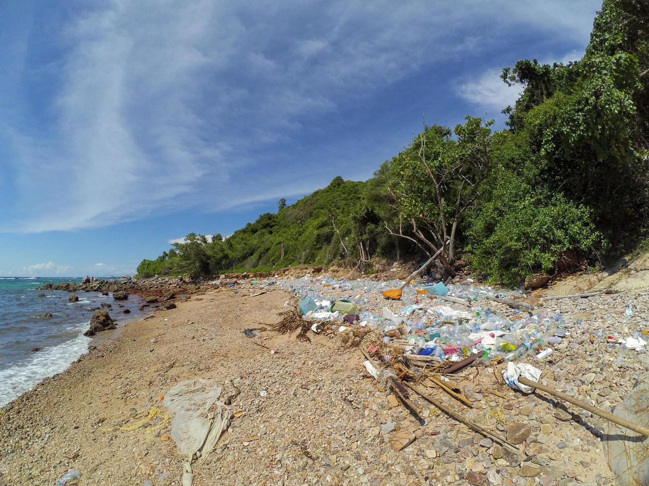 zeeafval op de kust. plastic flessen en ander afval spoelden aan. foto