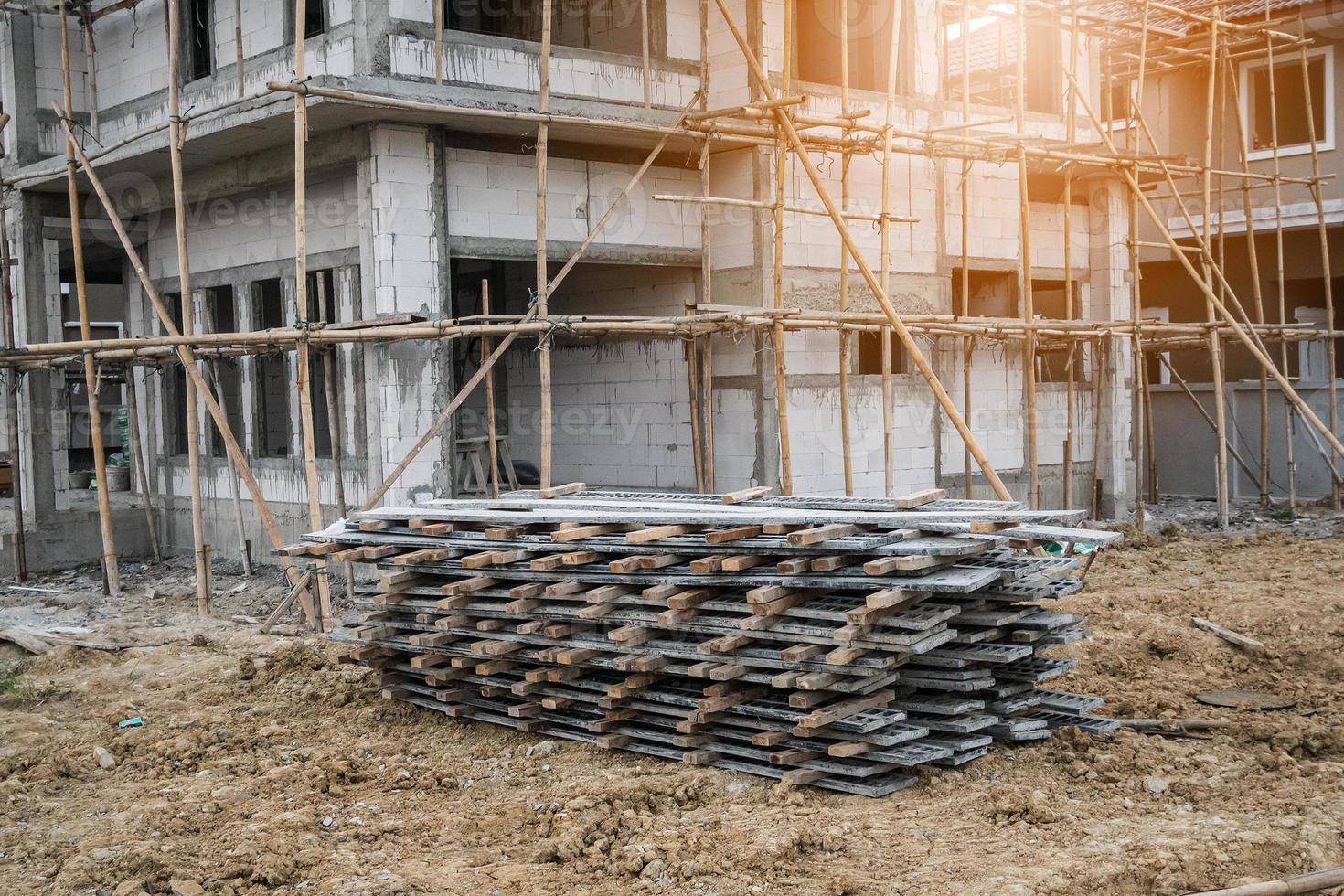 installatie van cementbekistingsframes voor nieuwbouw op bouwplaats, vastgoedontwikkeling foto