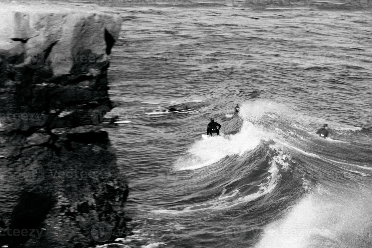 zwart-wit surfer op de golven foto