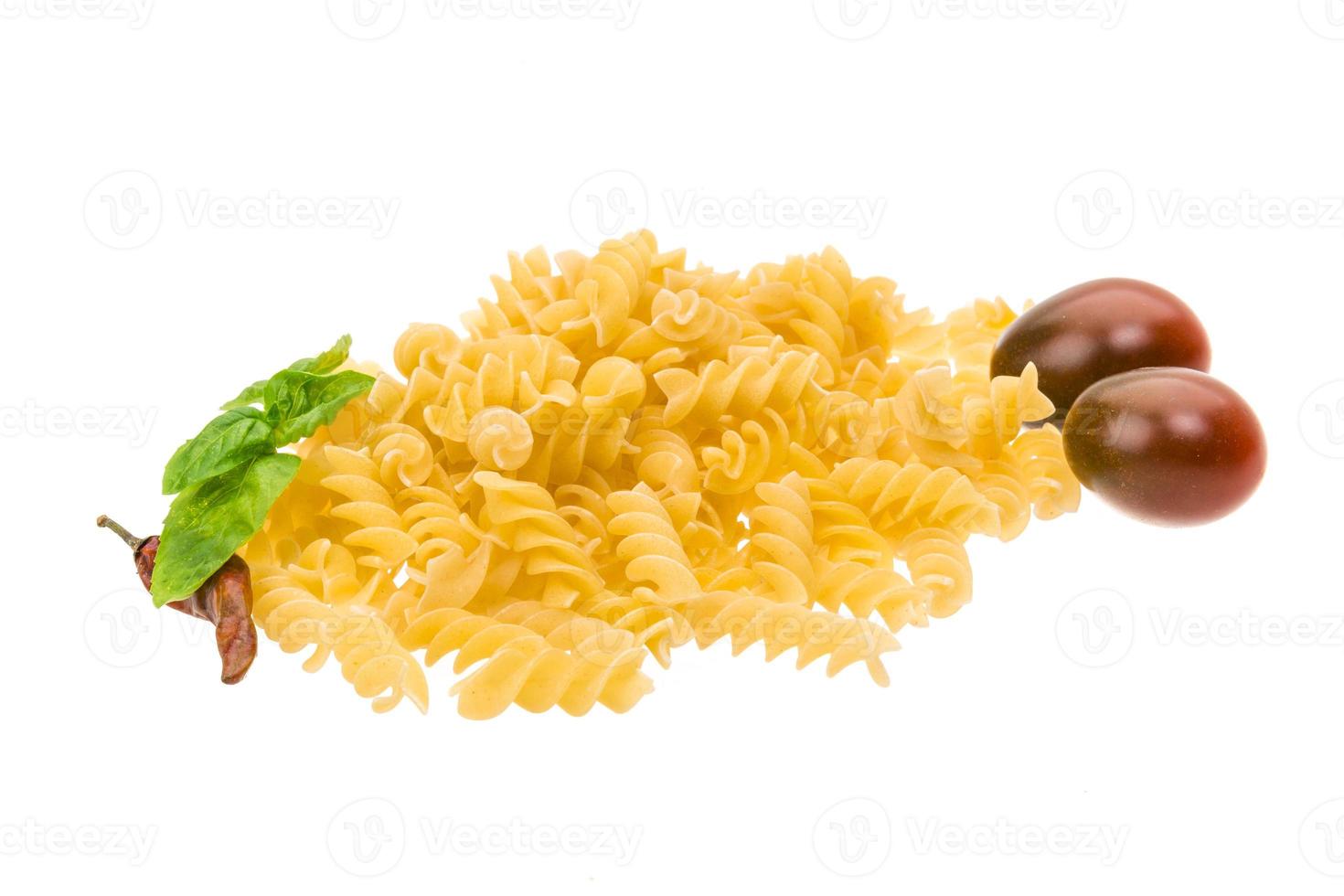 rauwe macaroni op witte achtergrond foto