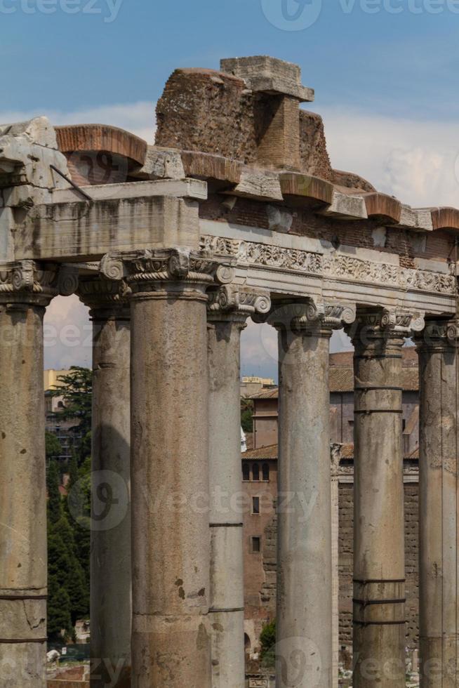 het bouwen van ruïnes en oude zuilen in rome, italië foto