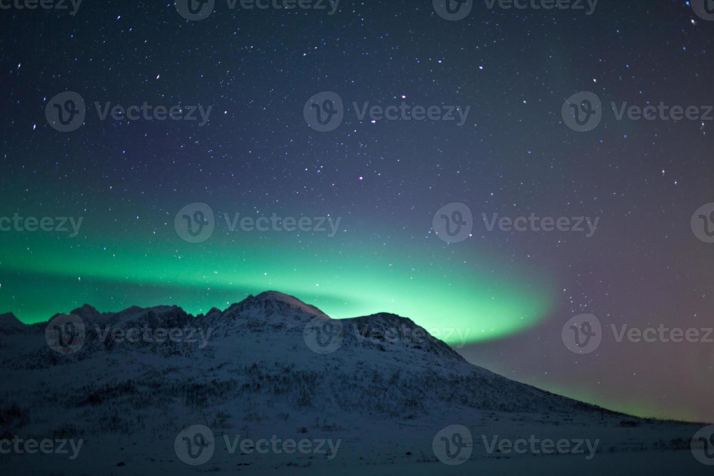 aurora borealis achter een berg foto