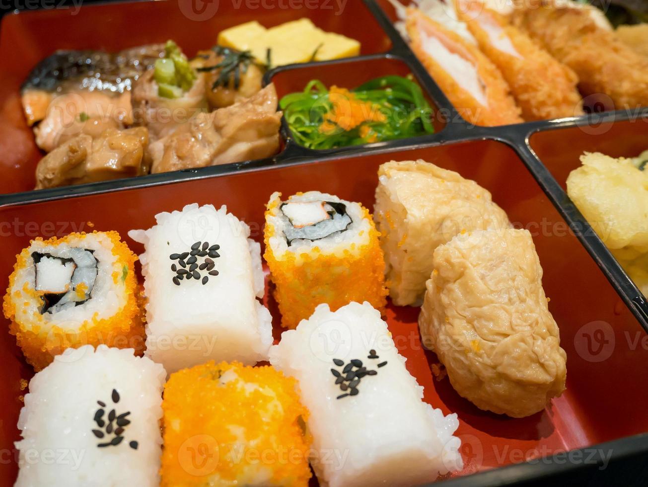 bentobox met sushi foto