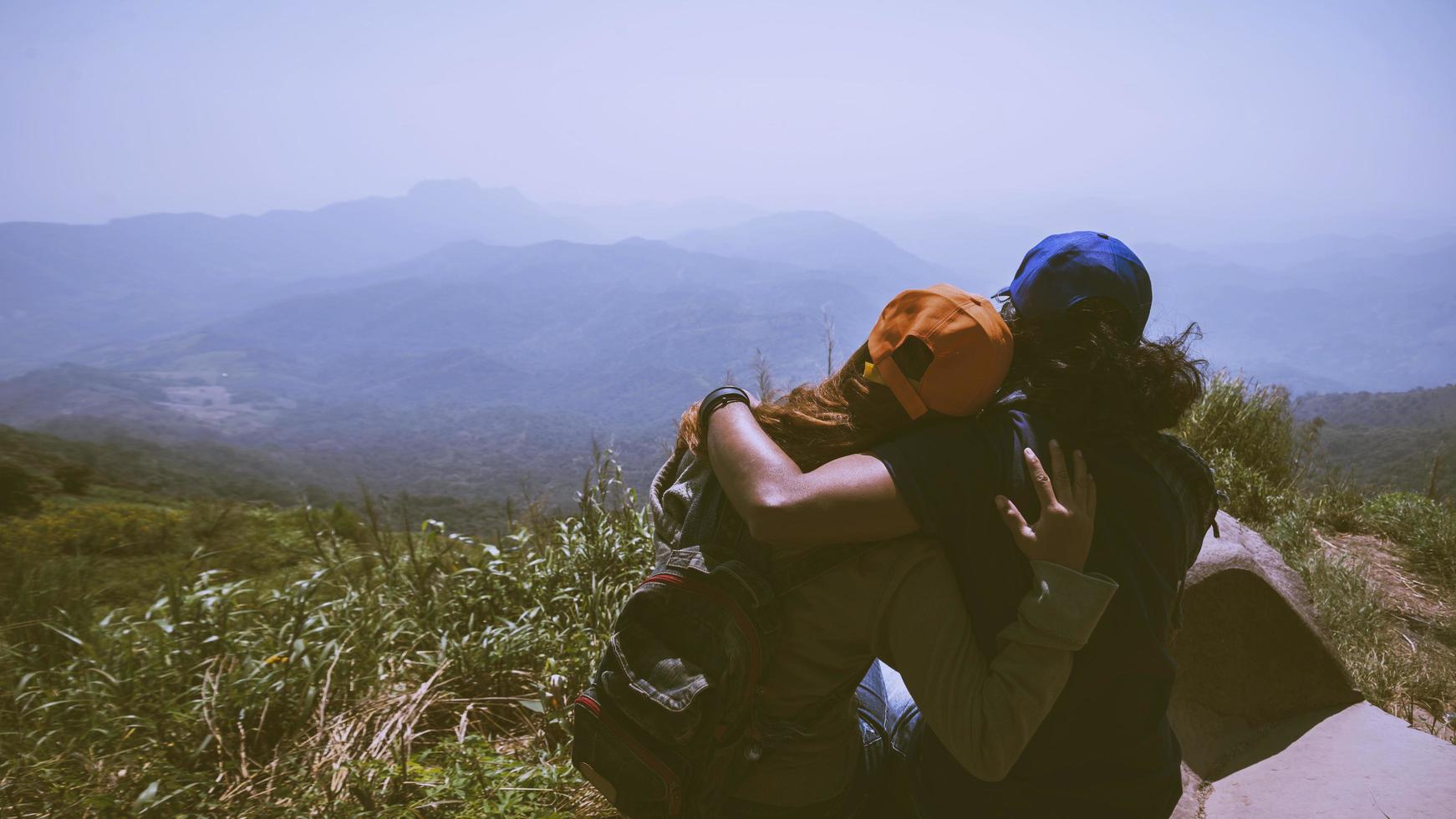 minnaar vrouwen en mannen aziaten reizen ontspannen in de vakantie. zitten en kijken naar het landschap op de berg. bergpark gelukkig. in Thailand foto