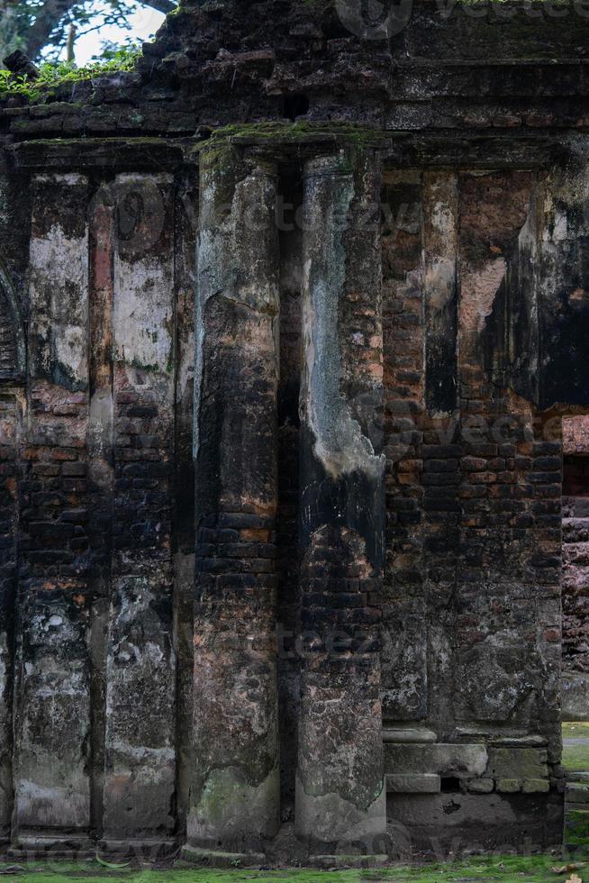 de textuur van een rode bakstenen muur van een oud koningspaleis foto