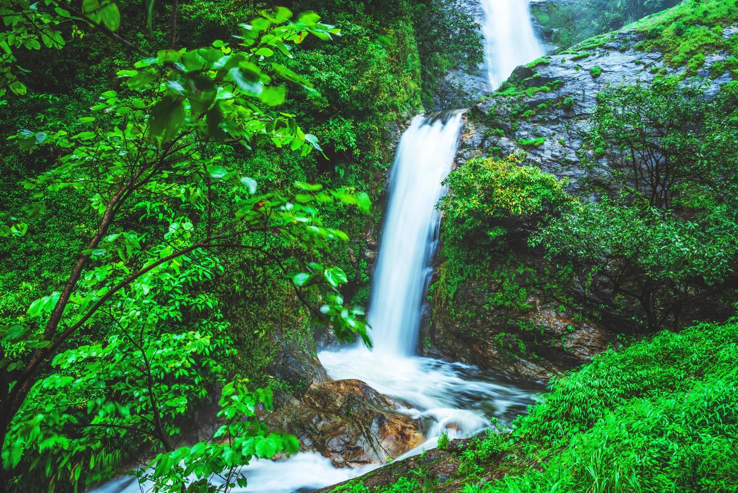 reis de hoogste waterval in chiangmai mae-pan waterval regenseizoen bos bij doi intanon foto