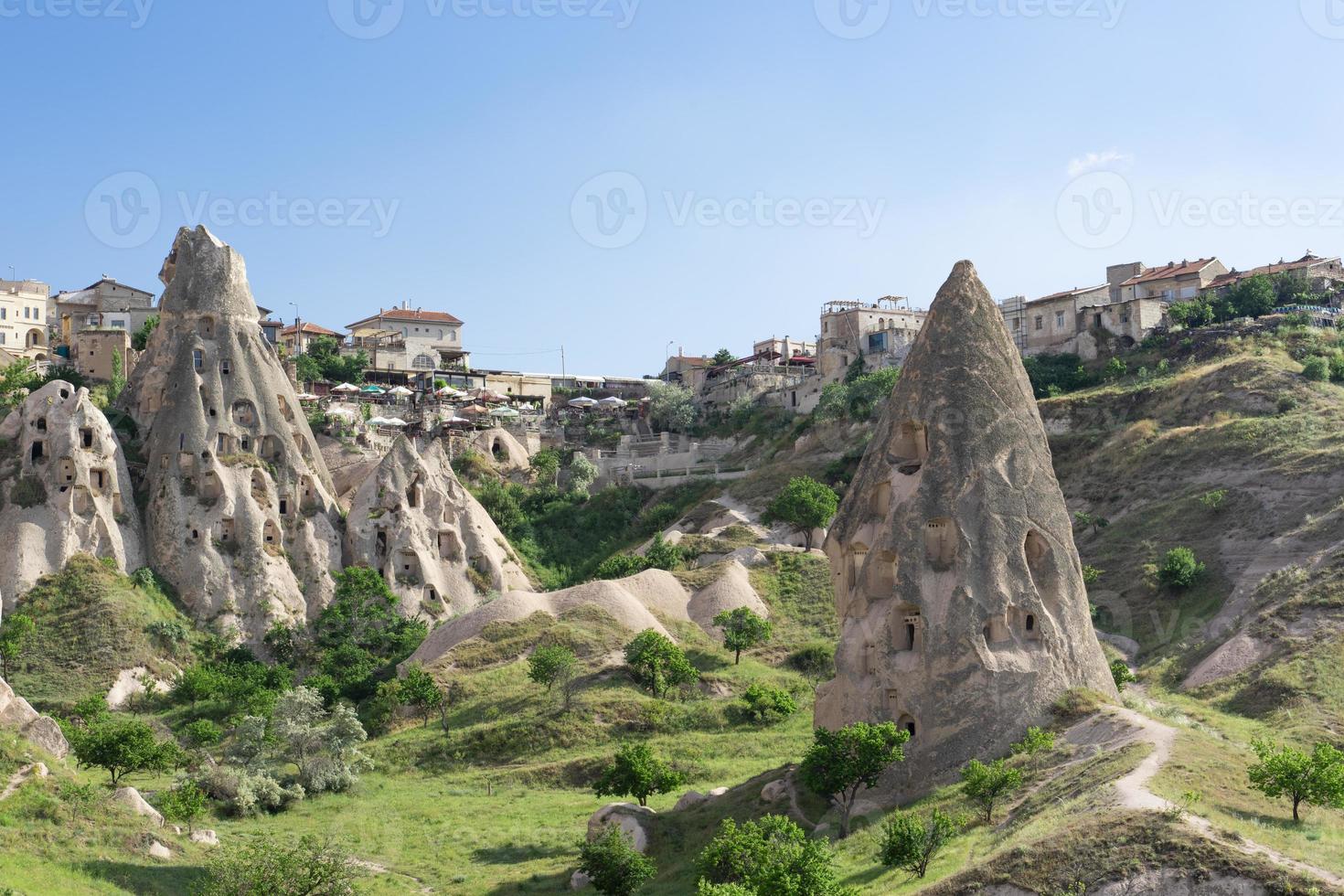 de vallei van liefde in Cappadocië en grot nederzettingen woningen in de rots van Turkije. foto