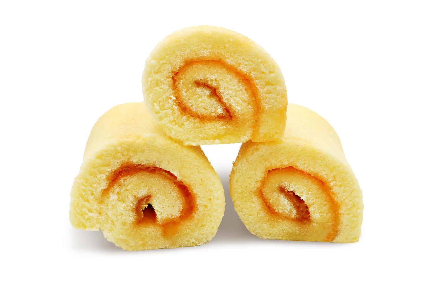 oranje cake roll crème geïsoleerd op een witte achtergrond met uitknippad. foto