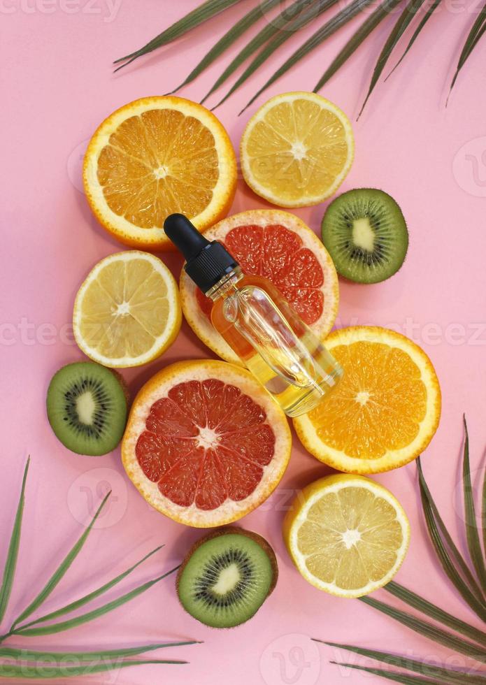 fruit vitamine c olie, serum aromatherapie anti-aging natuurlijke cosmetica. foto