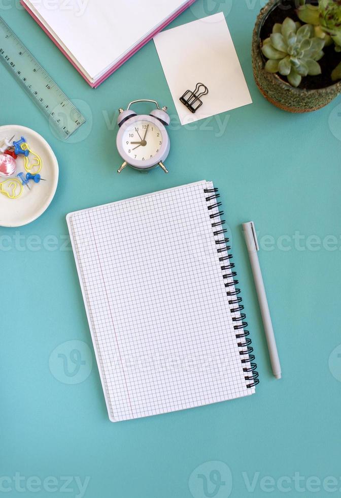 leeg notitieboekje voor het schrijven op spiralen op een blauwe achtergrond, plat leggen, het einde van motivatie, zaken, doelen bouwen met negatieve industriële ruimte en kopieerruimte foto