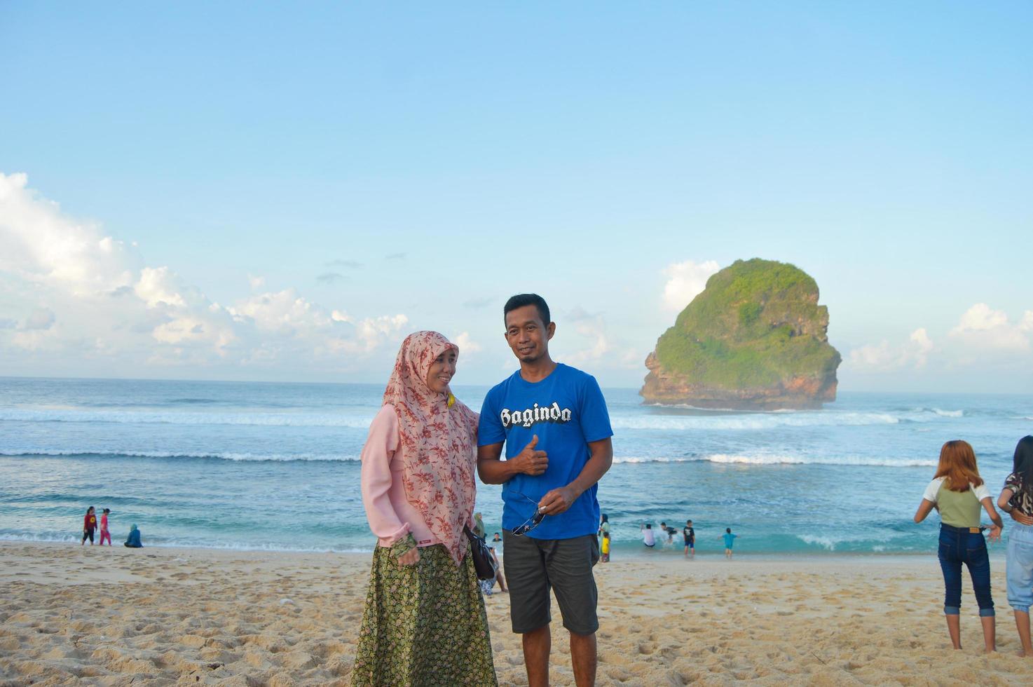 malang, indonesië, 2022 - strandsfeer met mensen die foto's ontmoeten tijdens de eid al-fitr-vakantie na de pandemie van 2022 aan de kust van goa china, malang foto