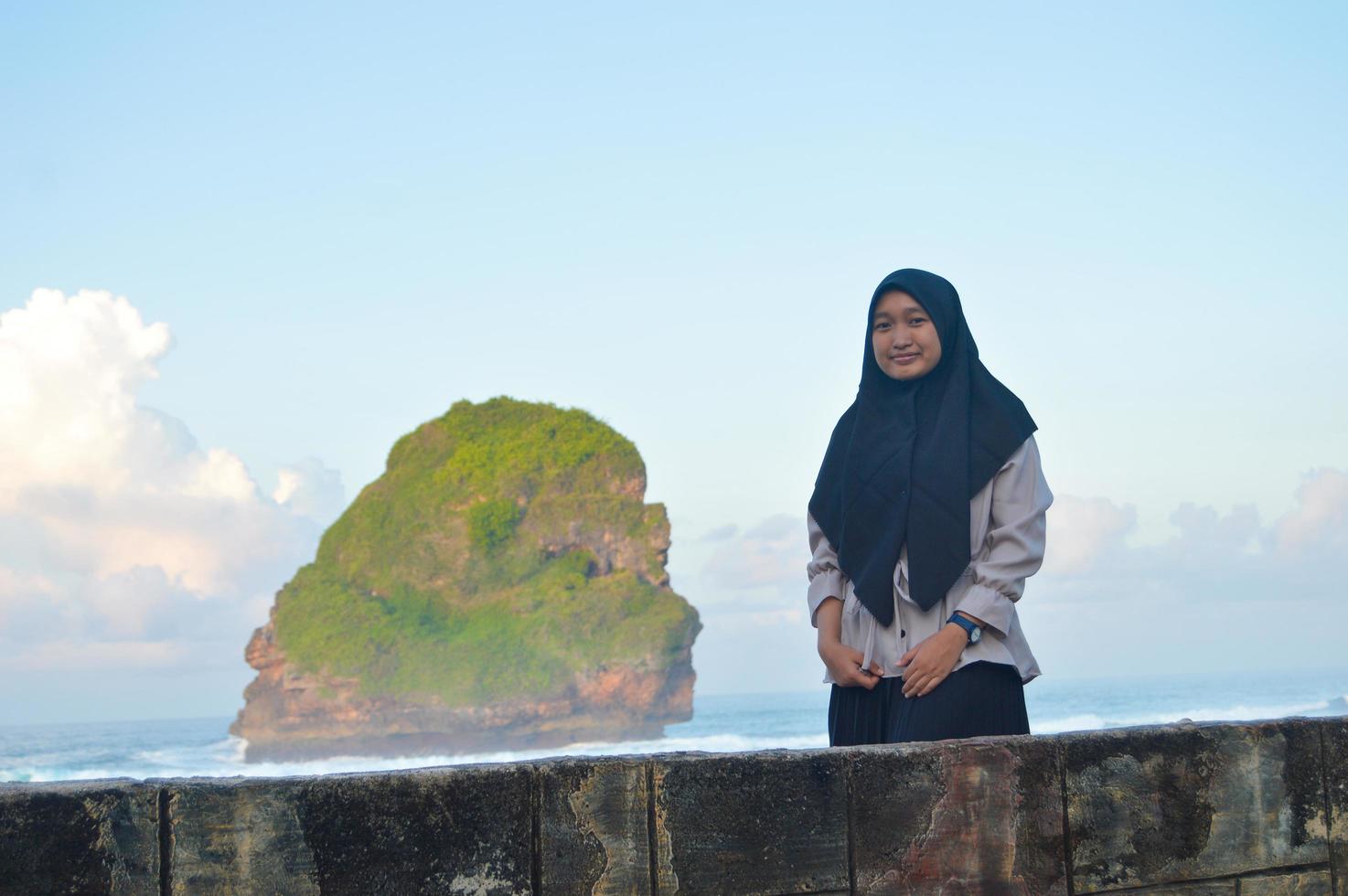 malang, indonesië, 2022 - strandsfeer met toeristen die de kust van goa cina . bezoeken foto