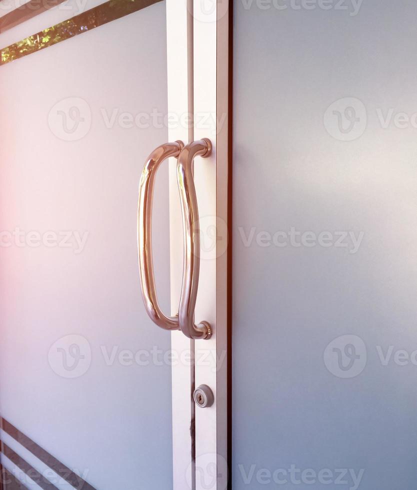 glassdoors of voordeuren van het kantoor met roestvrijstalen stuur op hun frame, zachte en selectieve focus. foto