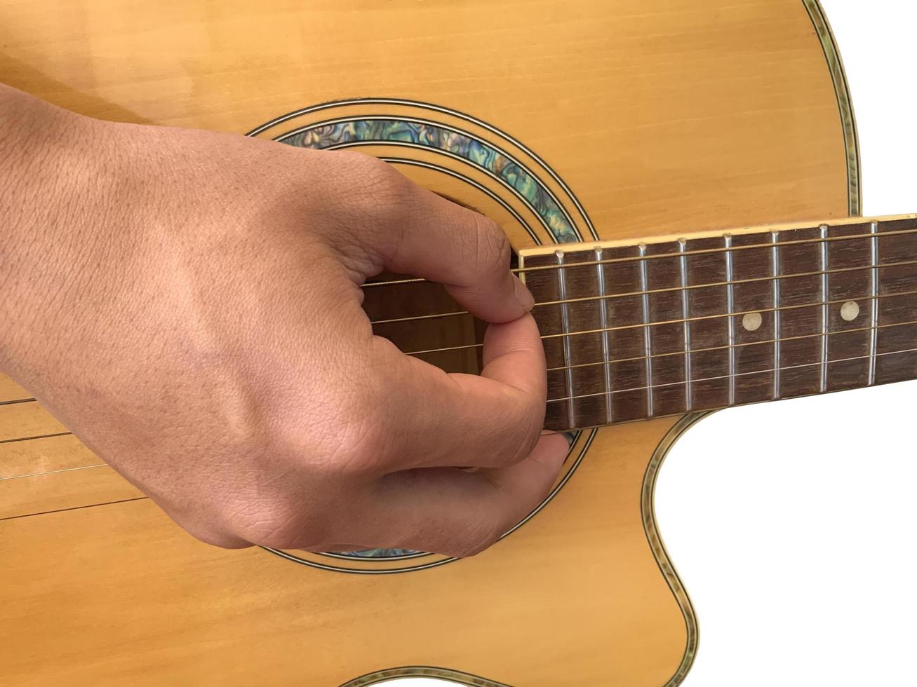 geïsoleerde vingers en hand die de gitaar speelt met uitknippaden. foto