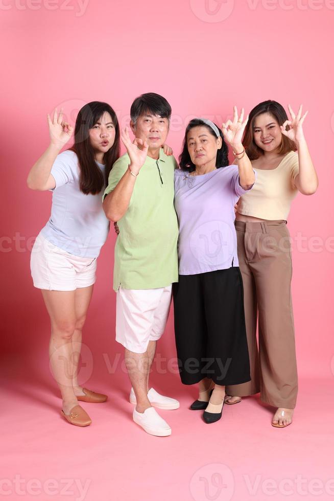 gelukkige Aziatische familie foto