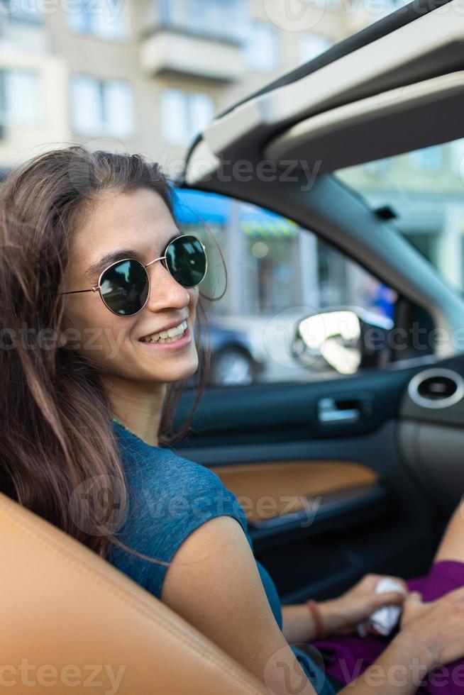 portret van een meisje in een auto foto