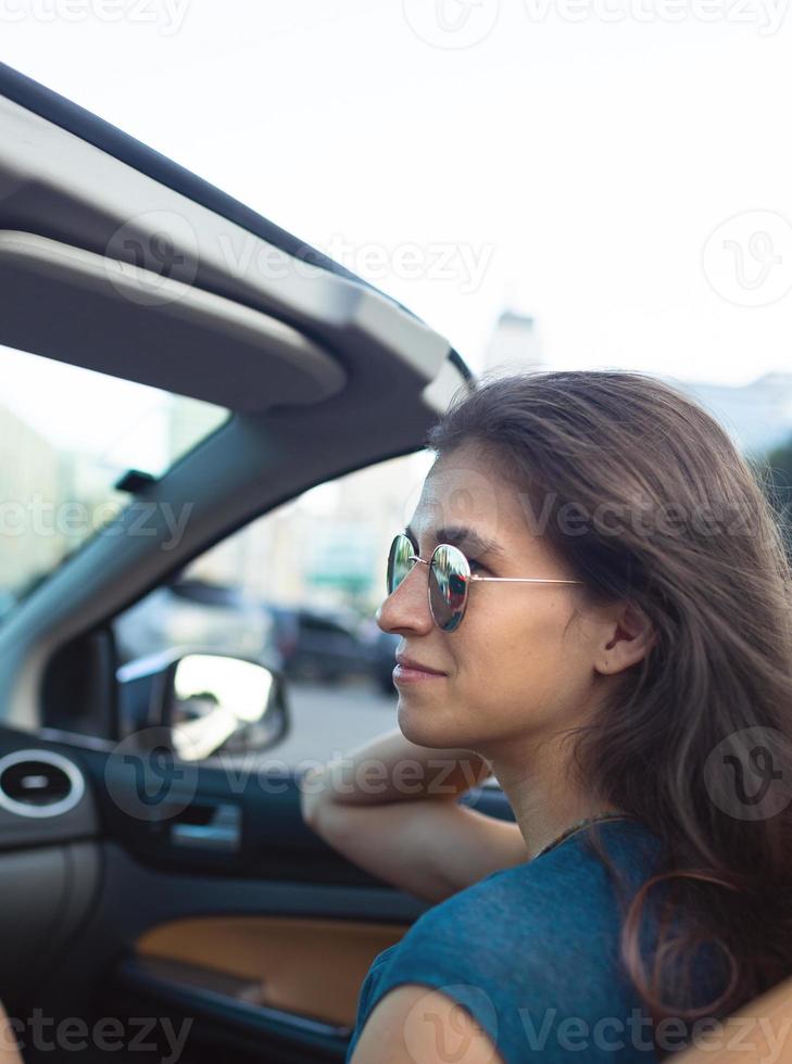 portret van een meisje in een auto foto