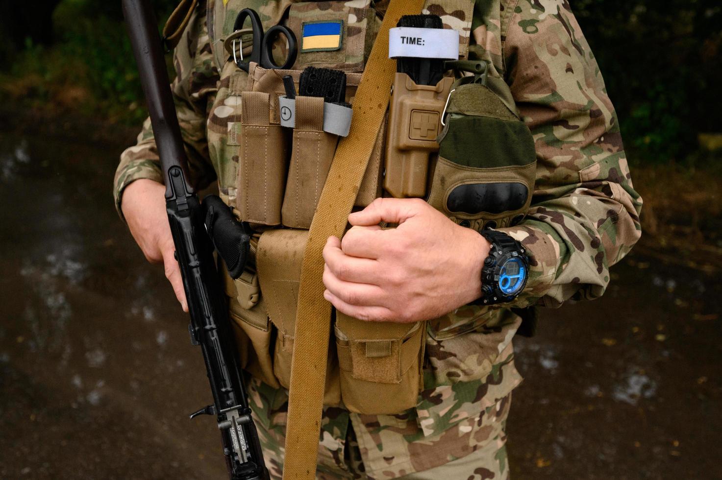 militaire kleding en militair kogelvrij vest met onderdelen en munitie, oekraïens leger en oorlog. foto