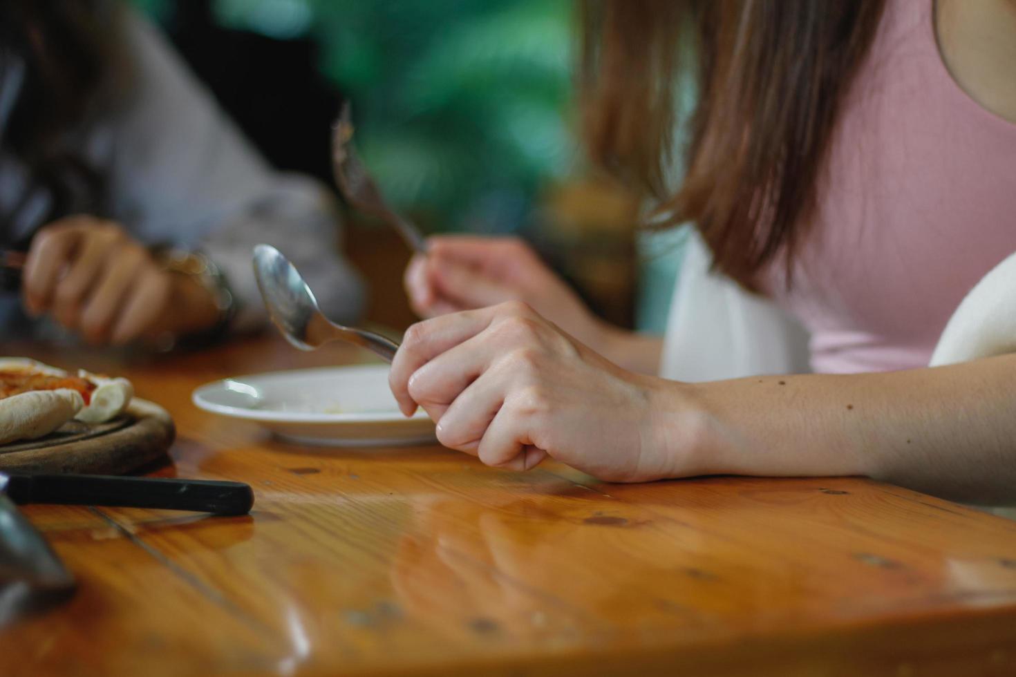 een verscheidenheid aan gerechten staat op tafel om familie- en vriendenbanketten op oudejaarsavond voor te bereiden. diverse ideeën voor het bereiden van voedsel voor familie- en vriendenfeesten tijdens de feestdagen. foto