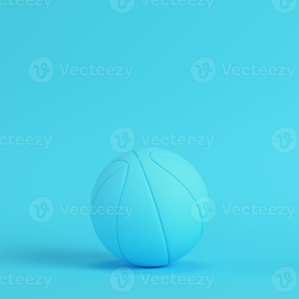 basketbalbal op heldere blauwe achtergrond in pastelkleuren. minimalisme concept foto