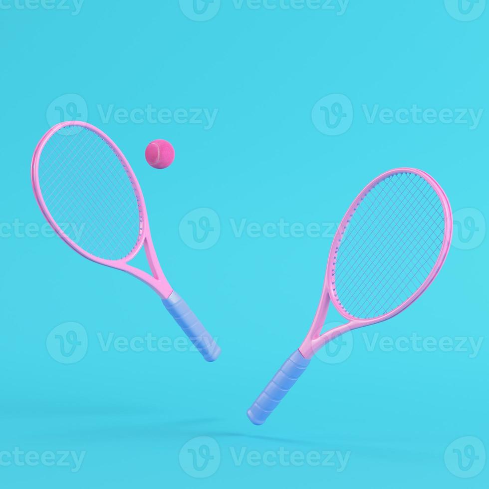 roze tennisracket op felblauwe achtergrond in pastelkleuren foto