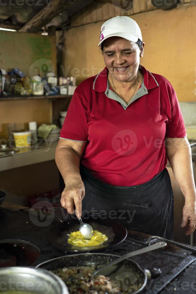 vrouw kookt traditionele costa ricaanse lunch van gallo pinto foto