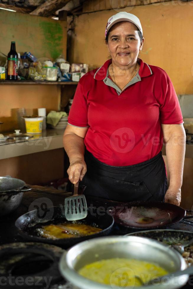 vrouw frituren typisch ontbijt in costa rica foto